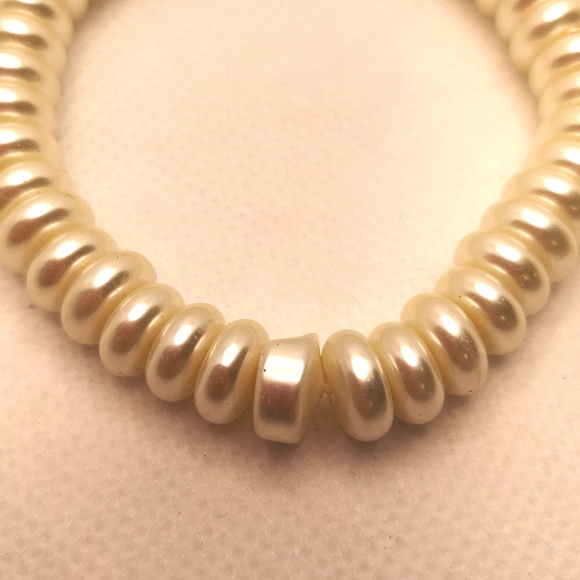 Faux pearl stretch bracelet - Picture 2 of 4